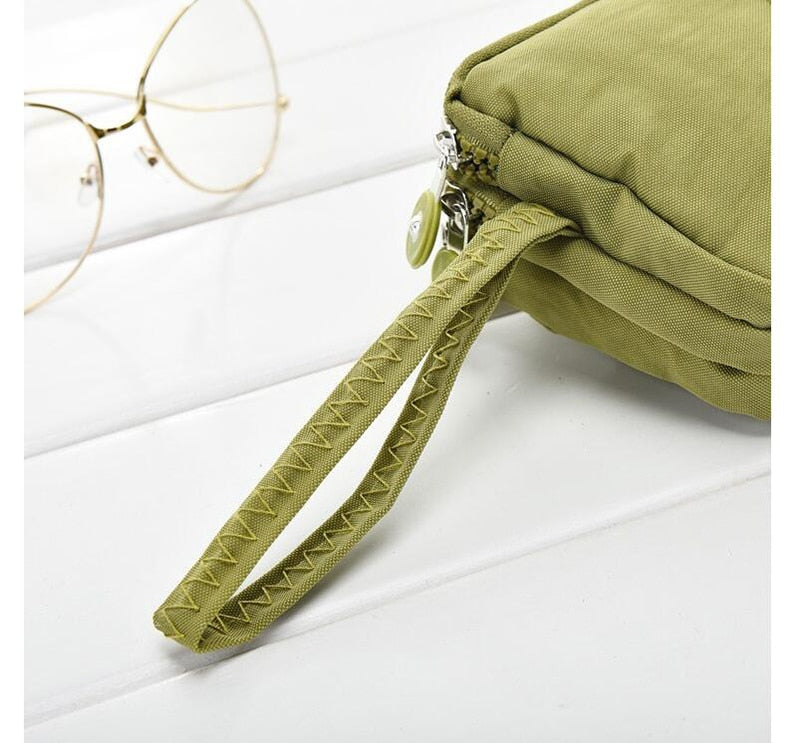 حقيبه يدويه صغيره لحمل المحتويات اليوميه