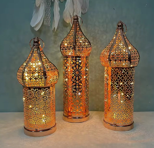 فوانيس سيت 3 قطع كبير ، وسط ، صغير مزخرفه طلاء ذهبي مع اناره داخليه